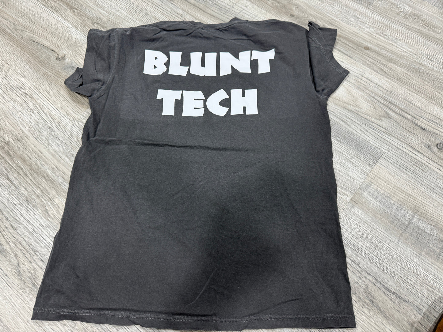 Blunt (Tee)